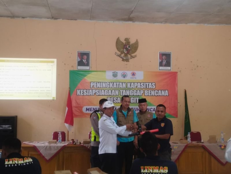 Foto: Penyerahan simbolis bantuan alat komunikasi Hate oleh Wahyudin Kepala Desa Pingit kepada Ketua Destana wilayahnya.