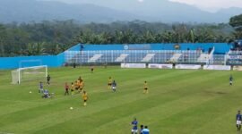 Foto: Laga Perdana Kompetisi Sepak Bola Liga 4 Jateng di Stadion Kolopaking, Kabupaten Banja rnegara.