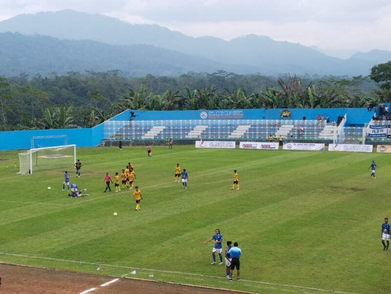 Foto: Laga Perdana Kompetisi Sepak Bola Liga 4 Jateng di Stadion Kolopaking, Kabupaten Banja rnegara.