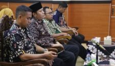 Foto: Wakil Bupati Banjarnegara Wakhid Jumali, Lc mengikuti Rakor Verifikasi dan Validasi Program MBG secara daring di Command Center.