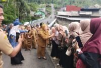 Bupati Banjarnegara saat meresmikan Jembatan Panaraban dan menyalami warga setempat. (Foto/Bas)