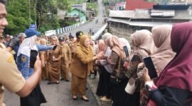 Bupati Banjarnegara saat meresmikan Jembatan Panaraban dan menyalami warga setempat. (Foto/Bas)