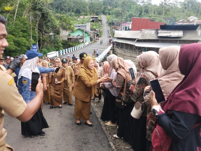 Bupati Banjarnegara saat meresmikan Jembatan Panaraban dan menyalami warga setempat. (Foto/Bas)