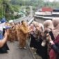 Bupati Banjarnegara saat meresmikan Jembatan Panaraban dan menyalami warga setempat. (Foto/Bas)