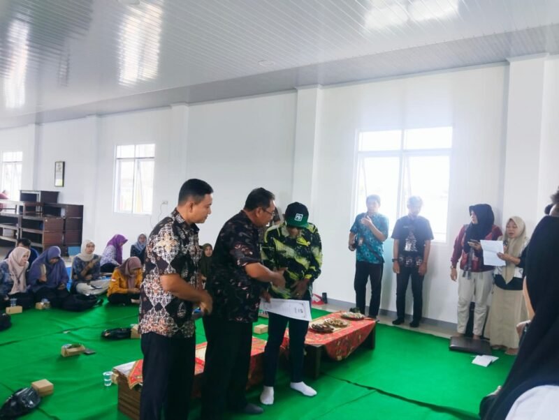 Suasana persiapan PJ Sekda Tursiman akan membacakan SK Pengukuhan Pokdarwis Kali Jati.(Dok.Bas)