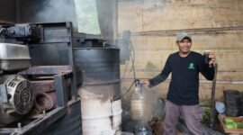 Foto: Mohamad Yusuf Vira alias Ucup Penggiat Komunitas Samosir saat berada di dekat alat pengolahan sampah rumah tangga.(dok Kominfo Banjarnegara).