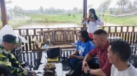 Foto: Kepala Desa Purwasaba Ho Ho Alkaf bersama tim dari Rusia dan pihak pendamping. (Dok. Bas)