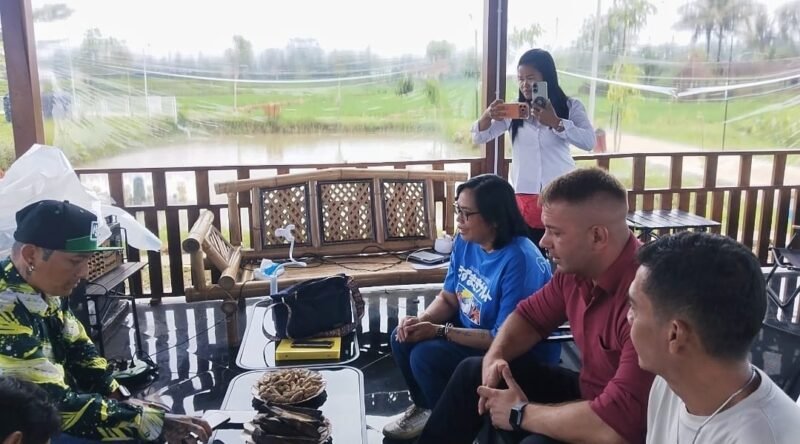 Foto: Kepala Desa Purwasaba Ho Ho Alkaf bersama tim dari Rusia dan pihak pendamping. (Dok. Bas)