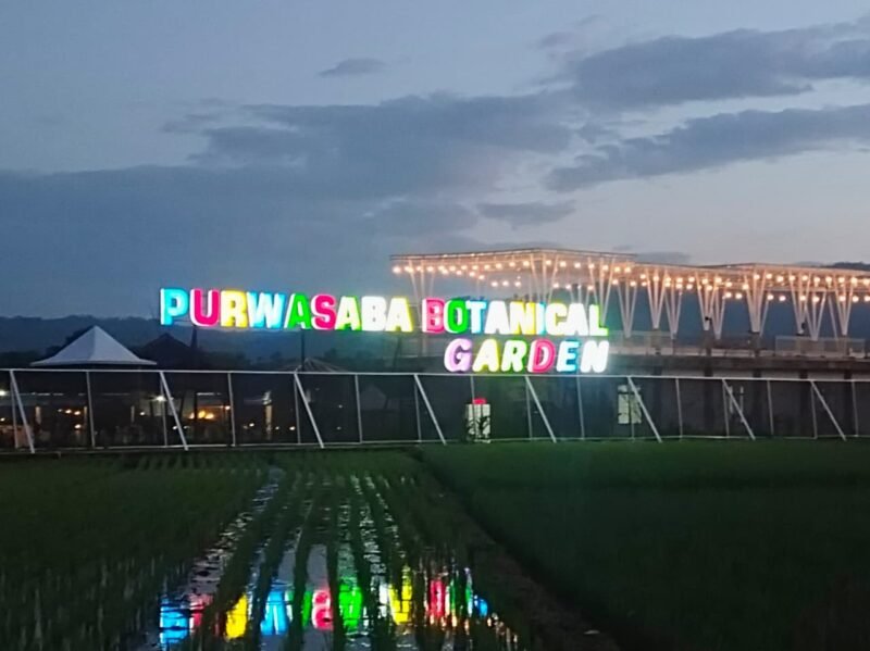 Foto :Botanical Garden Hill Rekreasi Bagi Pecinta view saat menjelang senja di Desa Purwa saba,Kecamatan Mandiraja, Kabupaten Banjarnegara. (Doc. Bas)