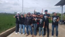 Foto:Welas Yuni Nugroho alias HoHo dan Tim Pokdarwis Kali Jati sedang berfhoto bersama di Botanical Garden Hill. (Dok. Bas)