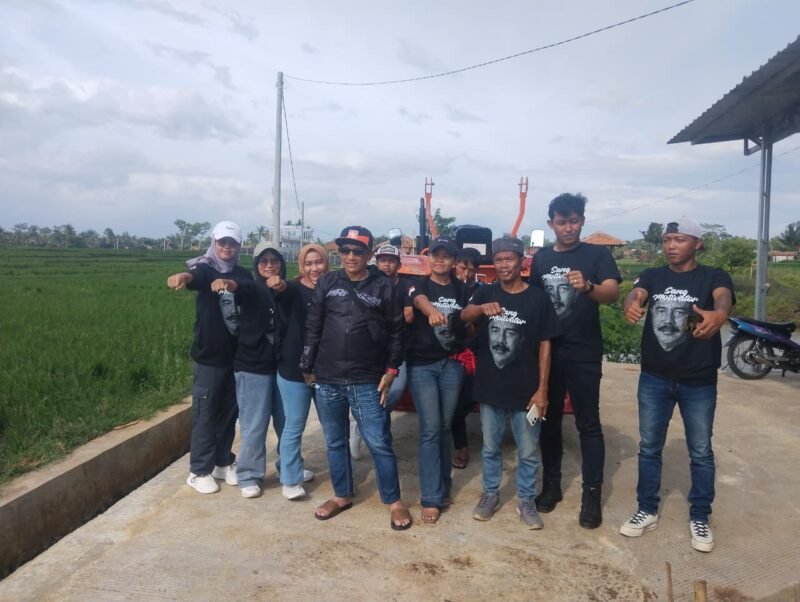 Foto:Welas Yuni Nugroho alias HoHo dan Tim Pokdarwis Kali Jati sedang berfhoto bersama di Botanical Garden Hill. (Dok. Bas)