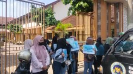 Foto: Para wali murid SD Negeri 4 Krandegan, yang melakukan aksi protes terkait sajian Menu dari SPPG Setempat.(Dok.Bas).
