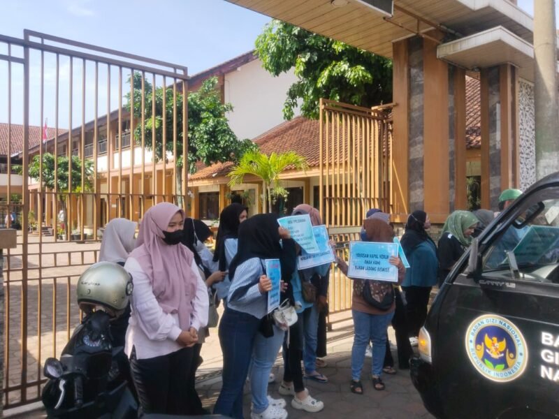 Foto: Para wali murid SD Negeri 4 Krandegan, yang melakukan aksi protes terkait sajian Menu dari SPPG Setempat.(Dok.Bas).