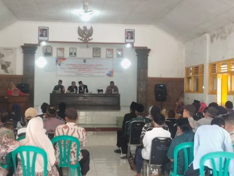 Foto: Suasana Pelaksanaan Pelantikan Kayim atau pekerja Desa Brengkok di aula kantor Desa setempat.