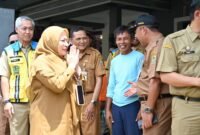 Foto: Bupati Banjarnegara dr. Amalia Desiana bersama jajaran Pemkab Banjarnegara saat meninjau lokasi jembatan penghubung Desa Petir–Pucung Bedug yang ambruk, didampingi tokoh masyarakat setempat.