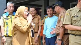 Foto: Bupati Banjarnegara dr. Amalia Desiana bersama jajaran Pemkab Banjarnegara saat meninjau lokasi jembatan penghubung Desa Petir–Pucung Bedug yang ambruk, didampingi tokoh masyarakat setempat.