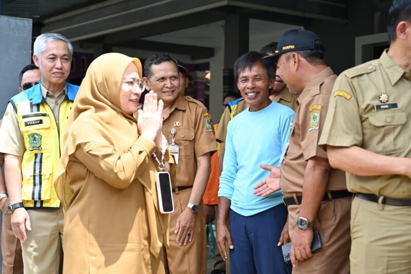 Foto: Bupati Banjarnegara dr. Amalia Desiana bersama jajaran Pemkab Banjarnegara saat meninjau lokasi jembatan penghubung Desa Petir–Pucung Bedug yang ambruk, didampingi tokoh masyarakat setempat.