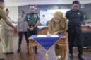 Bupati Banjarnegara Amalia Desiana sedang menandatangani Berita Acara Musrengbang tematik stunting di aula lantai 3 Kantor Sekda Banjarnegara. (Dok: Kominfo Banjar negara/beritafakta.id).