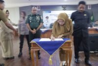 Bupati Banjarnegara Amalia Desiana sedang menandatangani Berita Acara Musrengbang tematik stunting di aula lantai 3 Kantor Sekda Banjarnegara. (Dok: Kominfo Banjar negara/beritafakta.id).