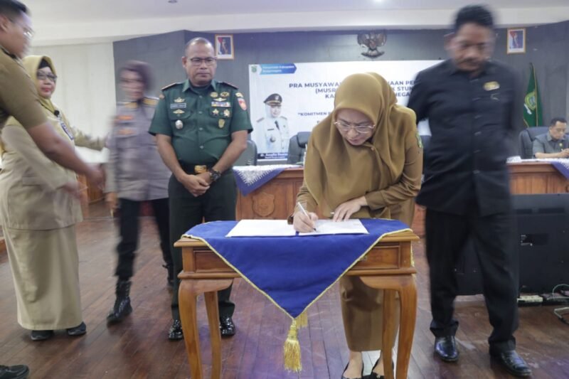 Bupati Banjarnegara Amalia Desiana sedang menandatangani Berita Acara Musrengbang tematik stunting di aula lantai 3 Kantor Sekda Banjarnegara. (Dok: Kominfo Banjar negara/beritafakta.id).