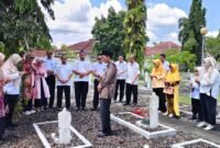 Jajaran Pemkab Banjarnrgara bersama keluarga mantan Bupati Terdahulu berada di Pusara makam pendahulu.(Dok.Kominfo BNA)