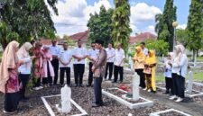 Jajaran Pemkab Banjarnrgara bersama keluarga mantan Bupati Terdahulu berada di Pusara makam pendahulu.(Dok.Kominfo BNA)