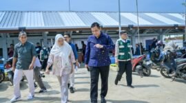 Bupati Amalia Desiana dan Ditjen PDSPKP Erwin Dwiyana saat sedang Meninjau Los pasar ikan Lengkong yang baru di resmikan.(Dok.Bas/ beritafakta.id)