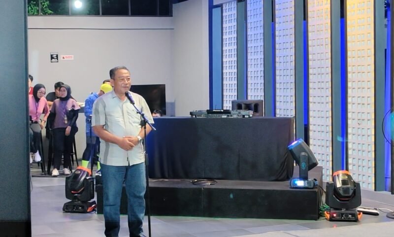 Fhoto: Pj.Sekda Banjarnegara Tursiman saat memberikan sambutan peresmian Neon Padel di Pariwisata Surya Park.