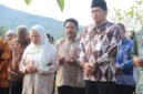 Fhoto: Nampak Bupati Amalia Desiana bersama Slamet Ketua DPRD Banjarnegara, Wabup Wakhid Jumali Lc dan jajarannya Pemkab sedang berdoa di Makam Budi Sarwono.