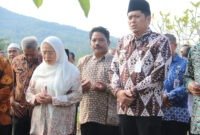 Fhoto: Nampak Bupati Amalia Desiana bersama Slamet Ketua DPRD Banjarnegara, Wabup Wakhid Jumali Lc dan jajarannya Pemkab sedang berdoa di Makam Budi Sarwono.
