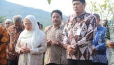 Fhoto: Nampak Bupati Amalia Desiana bersama Slamet Ketua DPRD Banjarnegara, Wabup Wakhid Jumali Lc dan jajarannya Pemkab sedang berdoa di Makam Budi Sarwono.