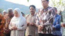 Fhoto: Nampak Bupati Amalia Desiana bersama Slamet Ketua DPRD Banjarnegara, Wabup Wakhid Jumali Lc dan jajarannya Pemkab sedang berdoa di Makam Budi Sarwono.