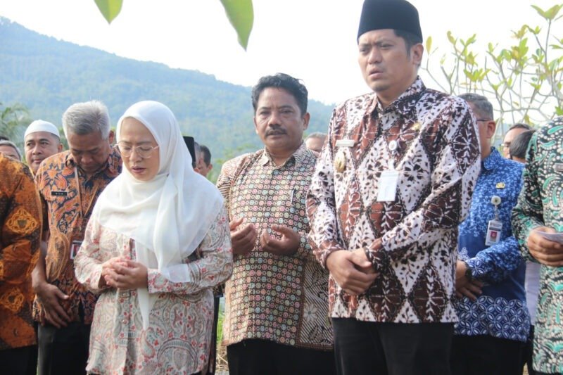 Fhoto: Nampak Bupati Amalia Desiana bersama Slamet Ketua DPRD Banjarnegara, Wabup Wakhid Jumali Lc dan jajarannya Pemkab sedang berdoa di Makam Budi Sarwono.