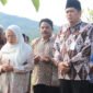 Fhoto: Nampak Bupati Amalia Desiana bersama Slamet Ketua DPRD Banjarnegara, Wabup Wakhid Jumali Lc dan jajarannya Pemkab sedang berdoa di Makam Budi Sarwono.