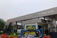 IMM Kota Tangerang kirim karangan bunga duka cita ke Polres Metro Tangerang Kota sebagai bentuk solidaritas pelajar yang tewas dalam dugaan kekerasan oknum Polisi. (Foto: Azizah Estetika/beritfakta.id)