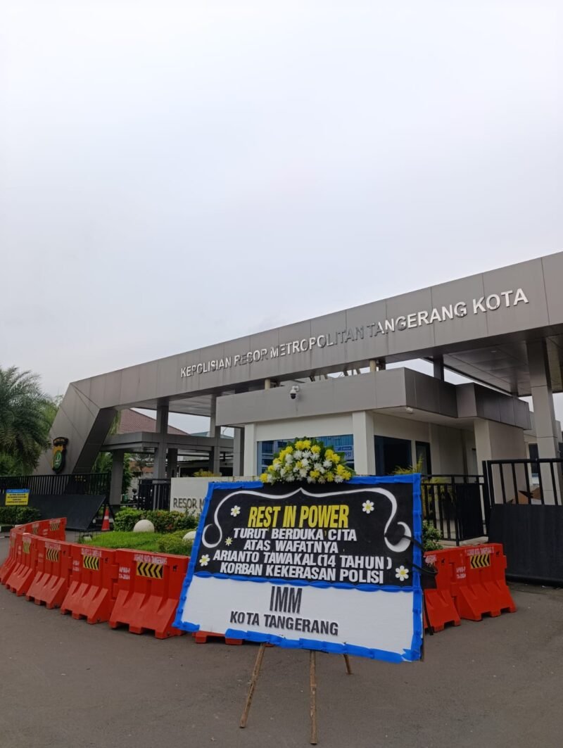 IMM Kota Tangerang kirim karangan bunga duka cita ke Polres Metro Tangerang Kota sebagai bentuk solidaritas pelajar yang tewas dalam dugaan kekerasan oknum Polisi. (Foto: Azizah Estetika/beritfakta.id)