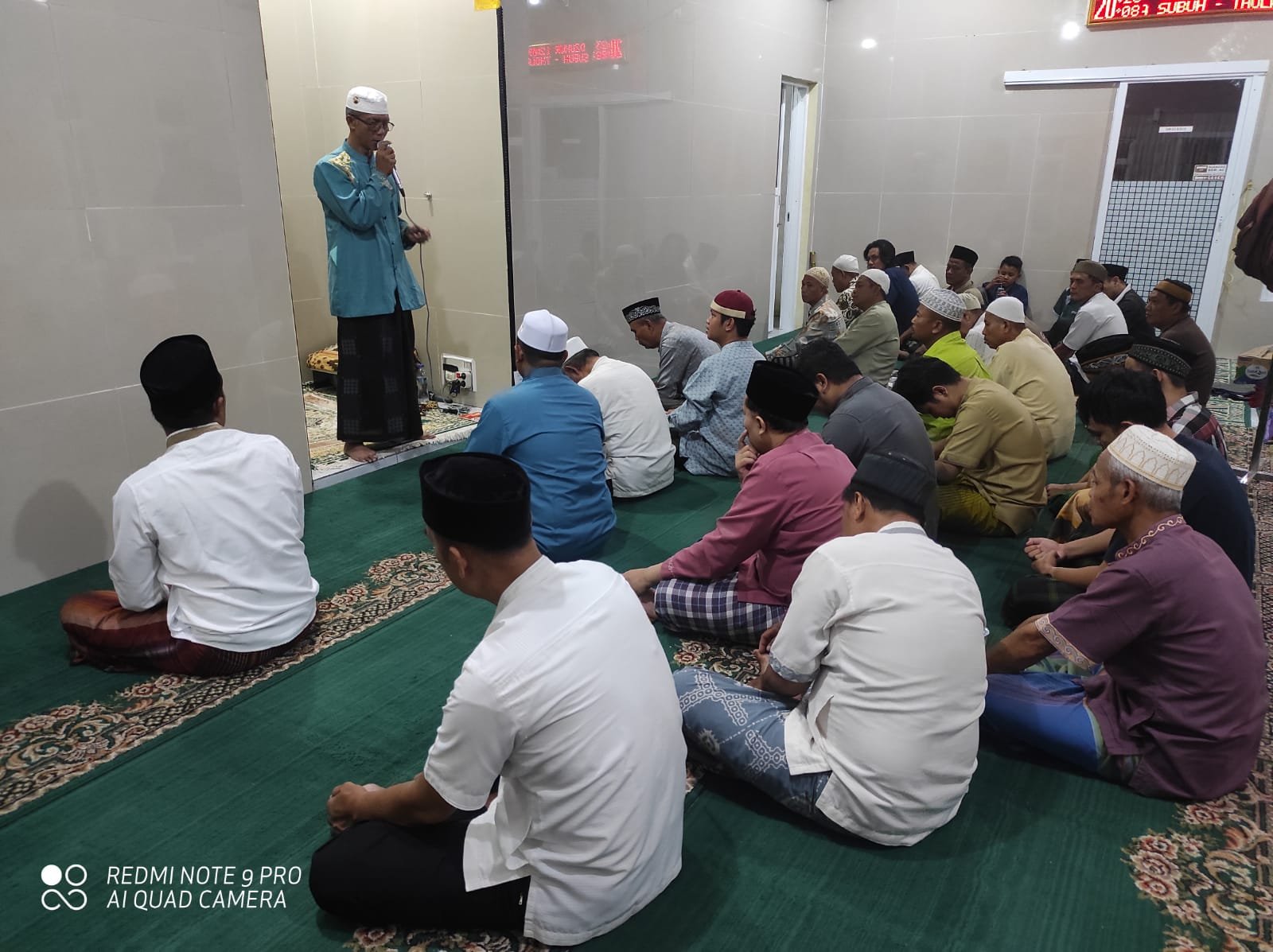 Aktifitas warga usai menunaikan Sholat Tarawih berjamaah, lalau ditutup dengan tausiah (Foto: Sujud Margono/beritafakta.id)