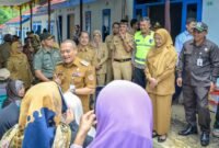 Fhoto: Gubernur Jateng Ahmad Lutfi sedang menyapa warga aribaya di dampingi Amalia Desiana Bupati Banjarnegara.(Dok.kominfo Bna)