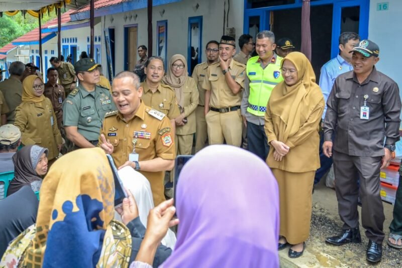Fhoto: Gubernur Jateng Ahmad Lutfi sedang menyapa warga aribaya di dampingi Amalia Desiana Bupati Banjarnegara.(Dok.kominfo Bna)