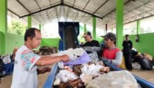 Fhoto :Proses pemilahan sampah organik dan anorganik conveyor sebelum pemprosesan menjadi petasol atau bio solar dari limbah plastik.(Dok.Kominfo).