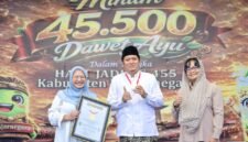 Foto: Bupati Banjarnegara Amalia Desiana dan Wakil Bupati Wahid Jumali Lc., bersama Ari Andriani perwakilan MURI di panggung utama. (Dok. Kominfo Banjarnegara)