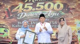 Foto: Bupati Banjarnegara Amalia Desiana dan Wakil Bupati Wahid Jumali Lc., bersama Ari Andriani perwakilan MURI di panggung utama. (Dok. Kominfo Banjarnegara)