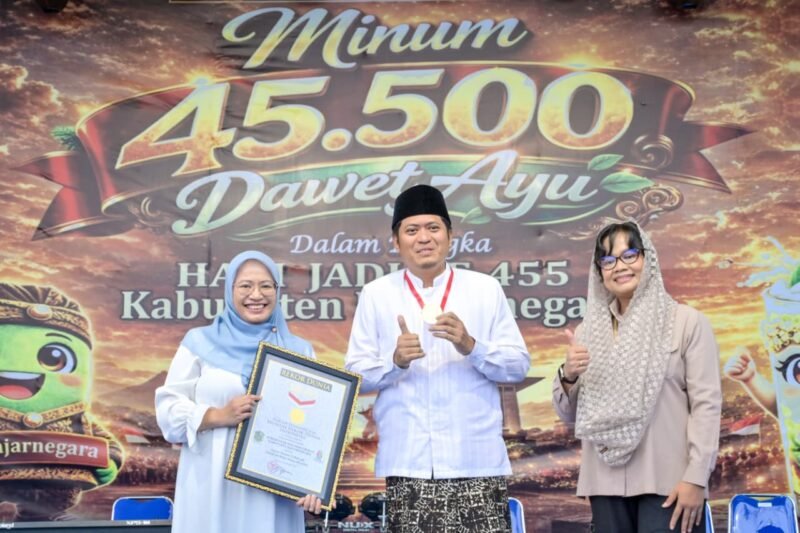 Foto: Bupati Banjarnegara Amalia Desiana dan Wakil Bupati Wahid Jumali Lc., bersama Ari Andriani perwakilan MURI di panggung utama. (Dok. Kominfo Banjarnegara)