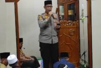 AKP H.MOHAMAD SAFIUDIN,SH Wakapolsek Pancoranmas Polres melakukan tarawih di Masjid Jami Nurul Yaqin Ratujaya Cipayung 28/2/26. (Foto: Sujud Margono)