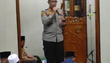 AKP H.MOHAMAD SAFIUDIN,SH Wakapolsek Pancoranmas Polres melakukan tarawih di Masjid Jami Nurul Yaqin Ratujaya Cipayung 28/2/26. (Foto: Sujud Margono)