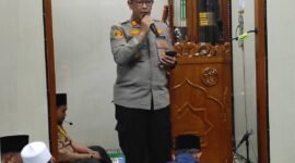 AKP H.MOHAMAD SAFIUDIN,SH Wakapolsek Pancoranmas Polres melakukan tarawih di Masjid Jami Nurul Yaqin Ratujaya Cipayung 28/2/26. (Foto: Sujud Margono)