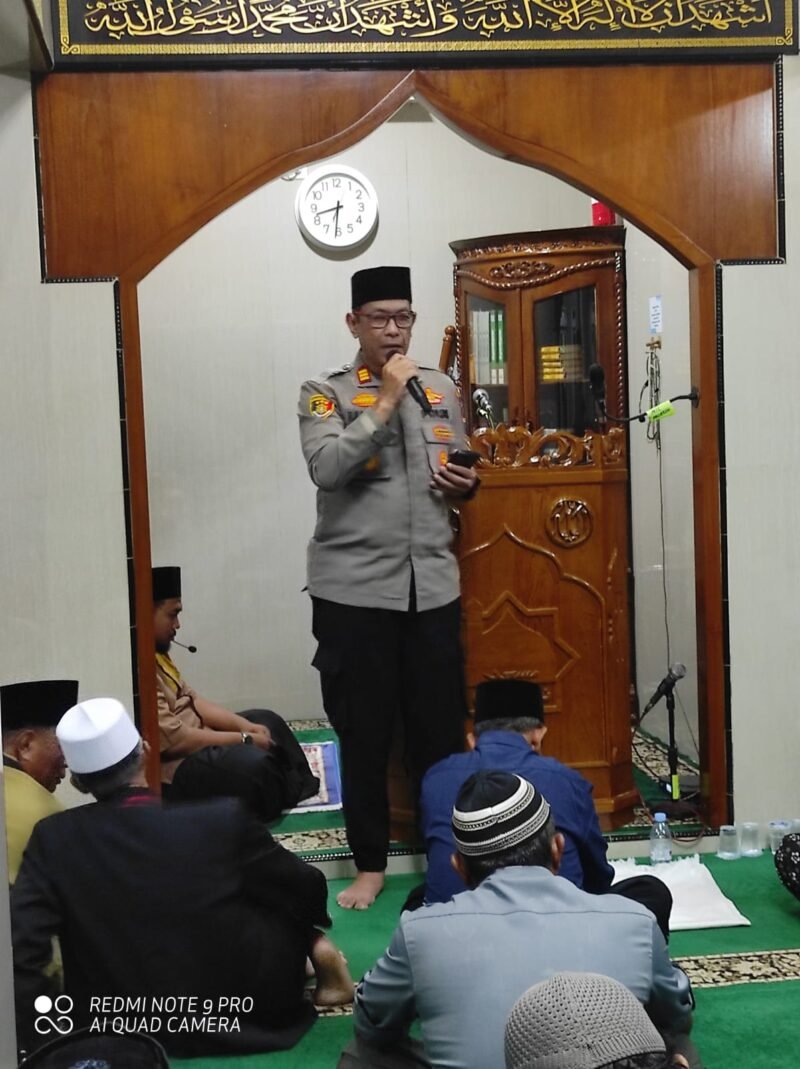 AKP H.MOHAMAD SAFIUDIN,SH Wakapolsek Pancoranmas Polres melakukan tarawih di Masjid Jami Nurul Yaqin Ratujaya Cipayung 28/2/26. (Foto: Sujud Margono)