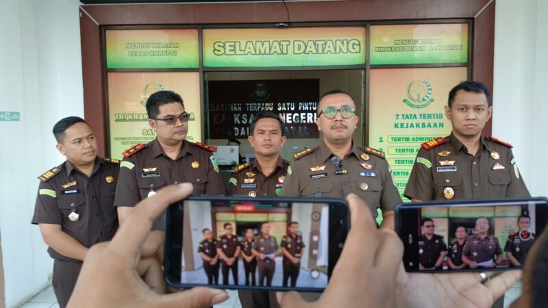Ket Foto: Plt Kajari Madina Bani Immanuel Ginting, S.H., M.H., saat memimpin pengambilan sumpah jabatan pejabat struktural Kejari Madina, Senin (9/2/2026).