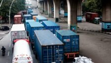 Antrean truk kontainer menuju Pelabuhan Tanjung Priok untuk bongkar-muat menimbulkan kemacetan di Jl. Jampea Raya, Jakarta Utara. Di balik klaim fleksibilitas, sopir trailer sebenarnya menunggu tanpa jeda, siap dipanggil kapan saja tanpa kepastian istirahat. (Dok: Project M/Henry)