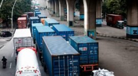 Antrean truk kontainer menuju Pelabuhan Tanjung Priok untuk bongkar-muat menimbulkan kemacetan di Jl. Jampea Raya, Jakarta Utara. Di balik klaim fleksibilitas, sopir trailer sebenarnya menunggu tanpa jeda, siap dipanggil kapan saja tanpa kepastian istirahat. (Dok: Project M/Henry)